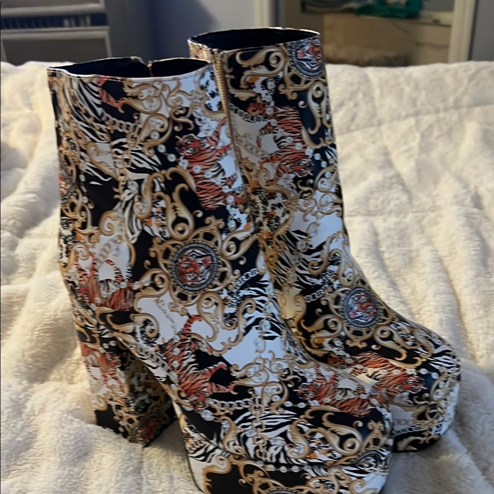 BAMBOO Black and White Heeled Boots